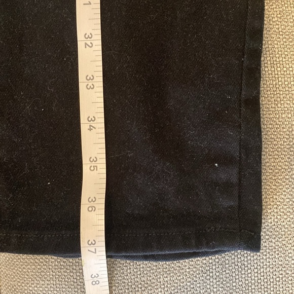 Gloria Vanderbilt SZ 6 Amanda Jeans - 14.5”W stretches to 16” x 37” L x 11” rise - Picture 7 of 10